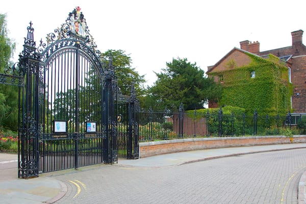Colchester Castle Park mit einem historische Architektur und Garten