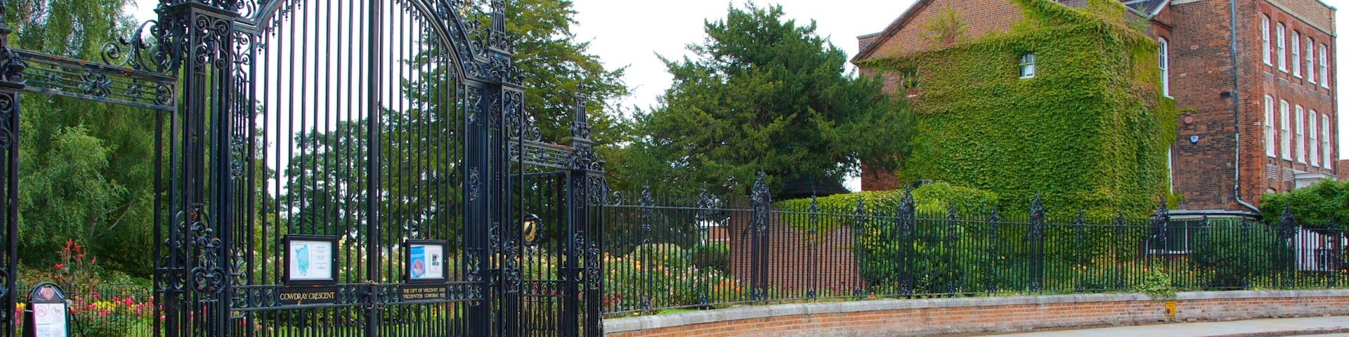 Colchester Castle Park mostrando um parque e arquitetura de patrimĂŽnio