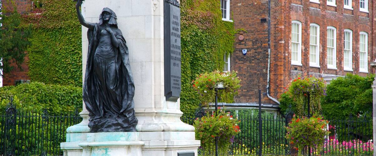 Colchester Castle Park fasiliteter samt hage og statue eller skulptur