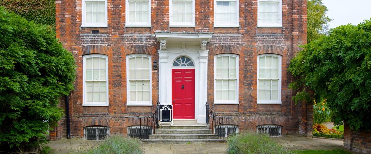 Hollytrees Museum showing heritage architecture