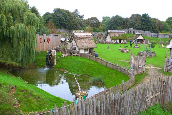 Mountfitchet Castle mit einem Geschichtliches, Teich und Palast oder Schloss