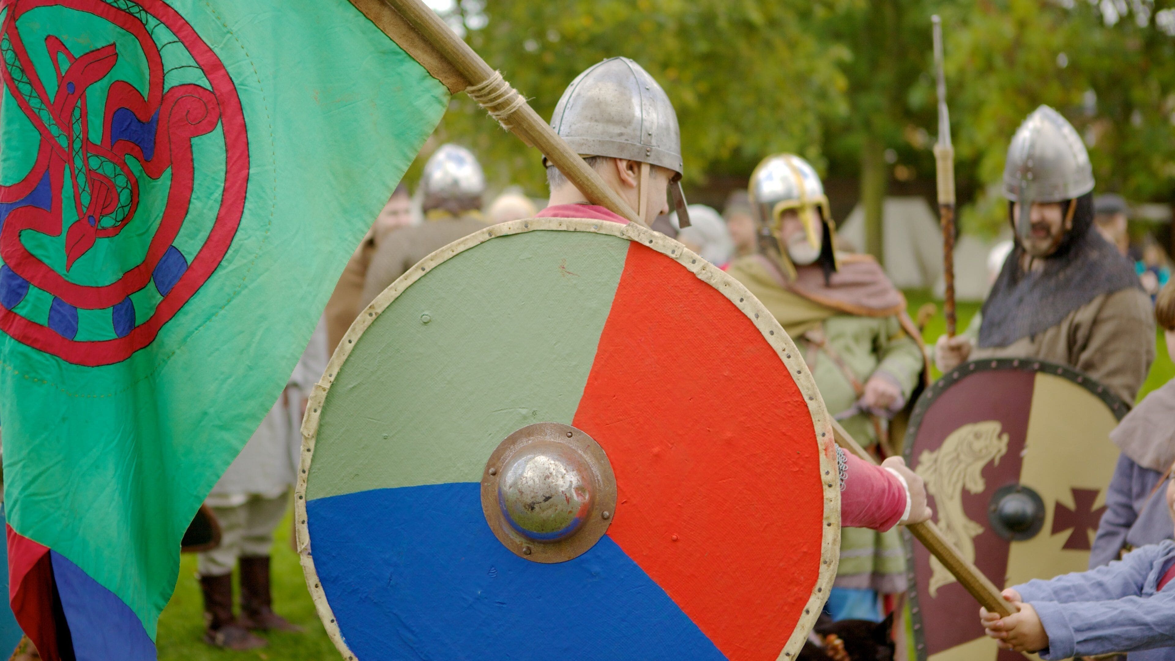 Waltham Abbey Church que incluye arte escénica y también un pequeño grupo de personas