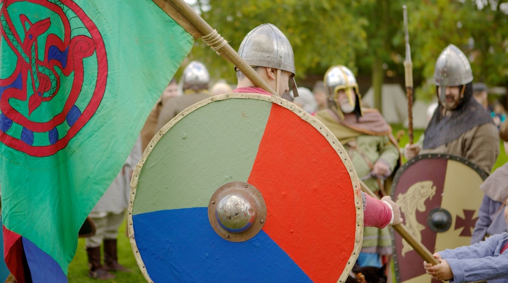 Waltham Abbey Church que incluye arte escénica y también un pequeño grupo de personas