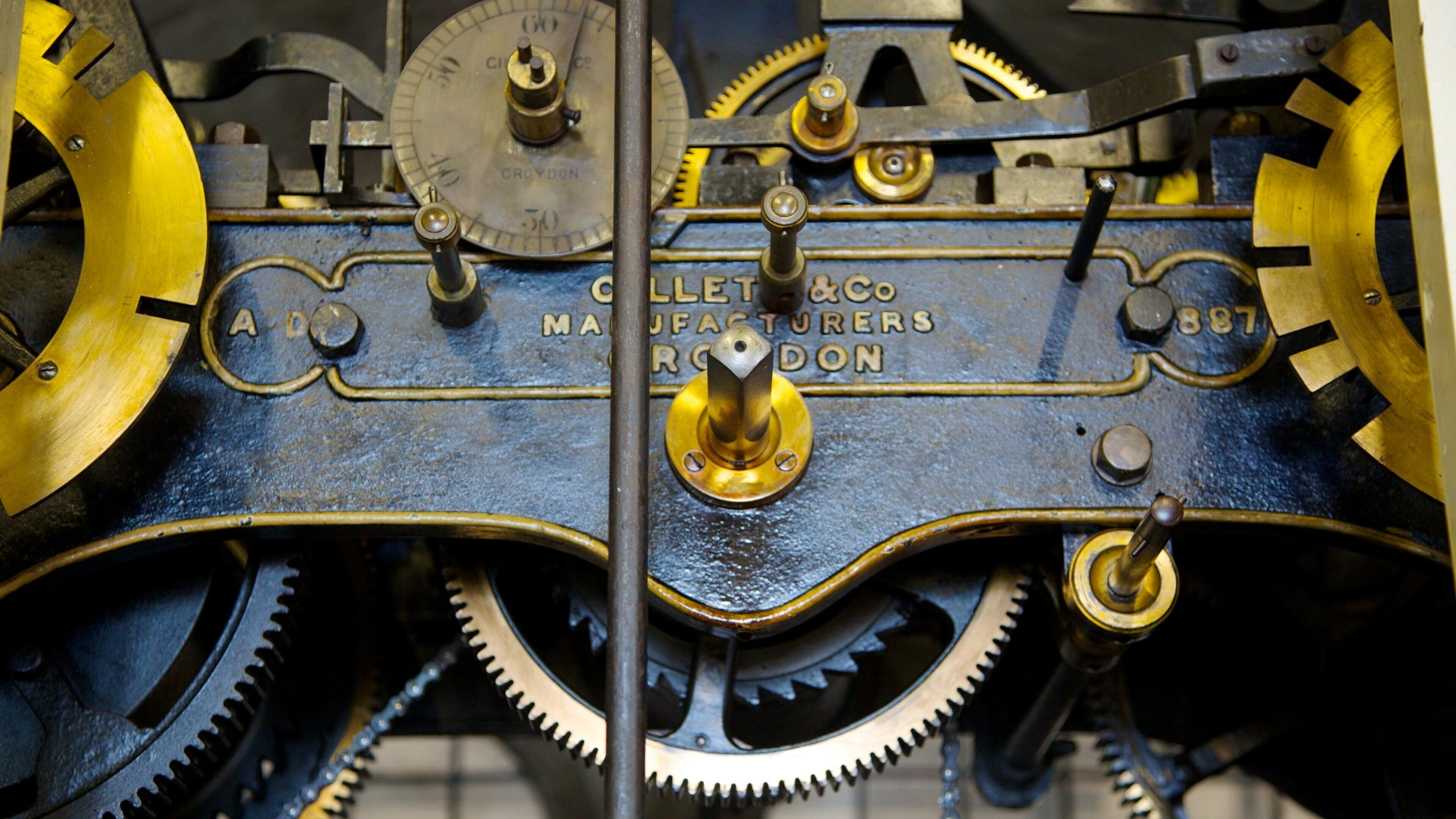 Waltham Abbey Church que incluye vista interna, señalización y una iglesia o catedral