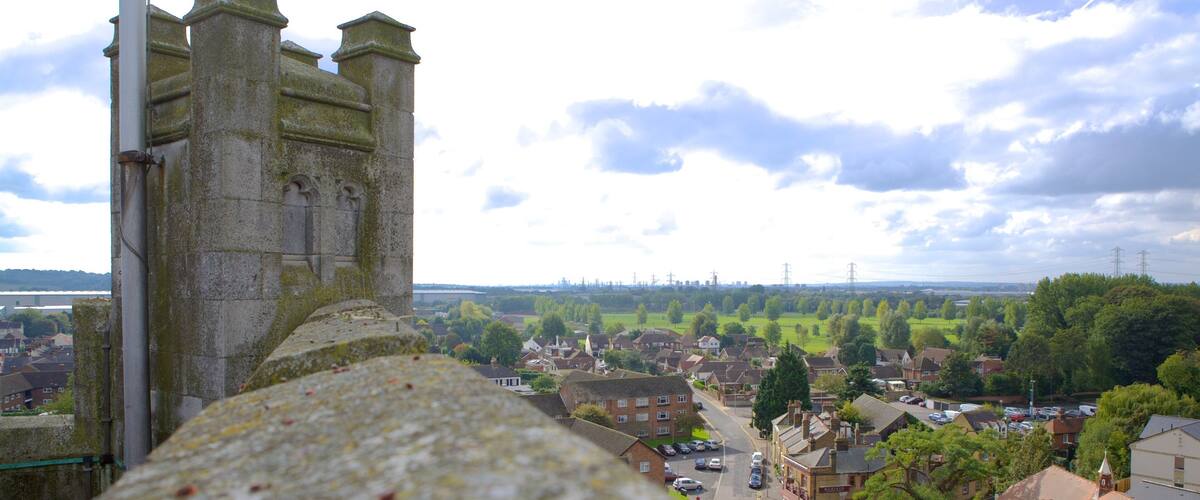 沃爾薩姆修道院教堂 呈现出 天際線, 宗教元素 和 小鎮或村莊