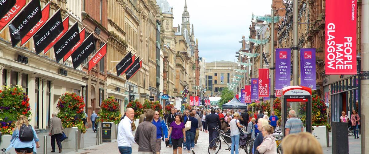 Buchanan Street ofreciendo escenas cotidianas y también un grupo grande de personas