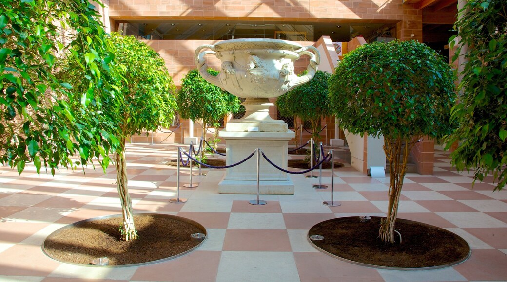 Burrell Collection som viser kulturarv og statue eller skulptur