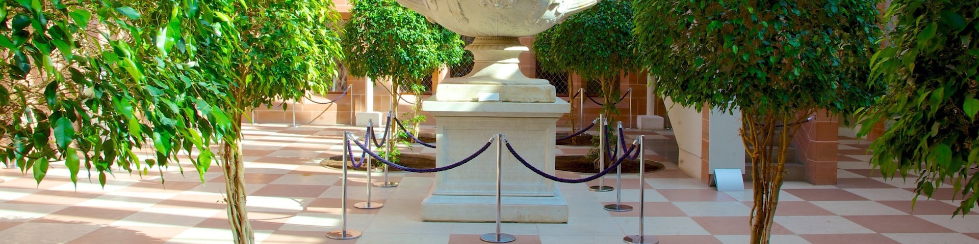 Burrell Collection caracterizando uma estátua ou escultura e elementos de patrimônio