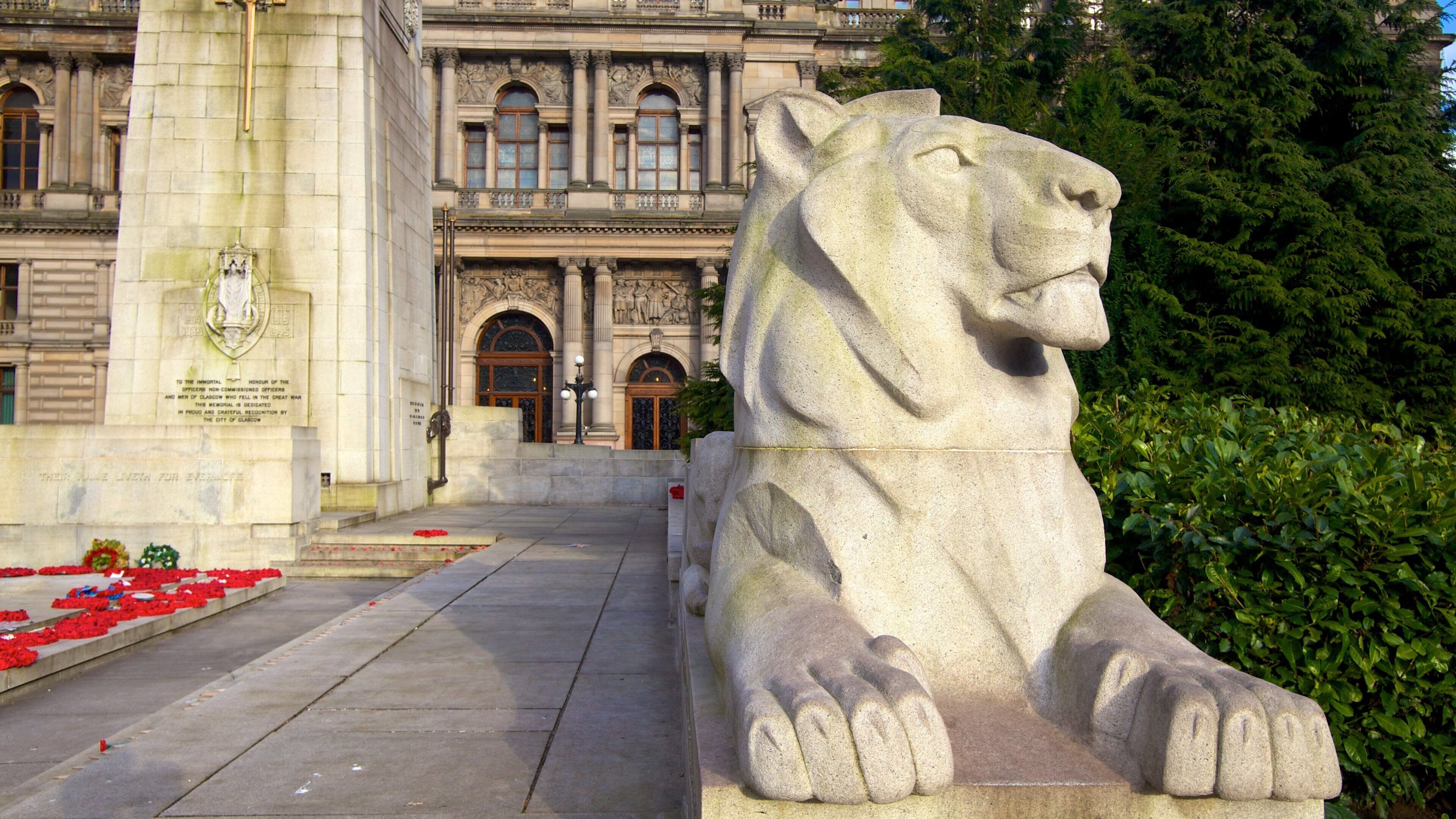 George Square which includes a statue or sculpture, a monument and a square or plaza