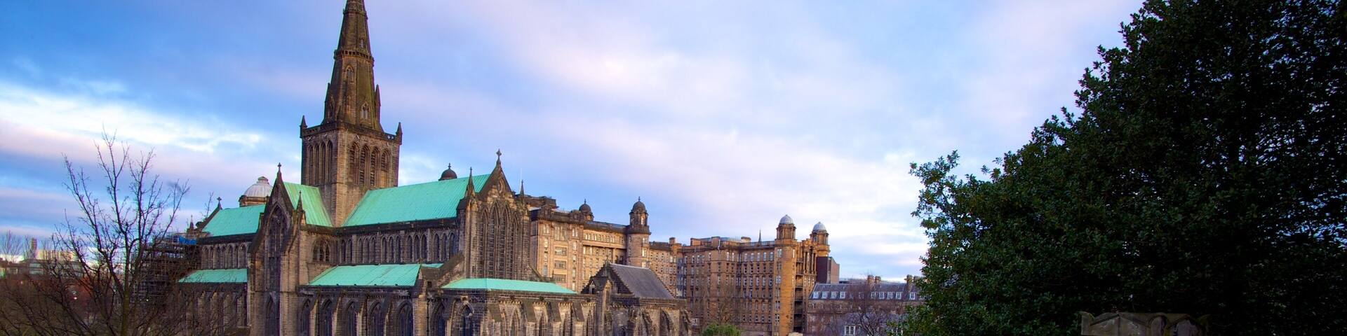 Glasgow Necropolis featuring a cemetery, a church or cathedral and heritage architecture