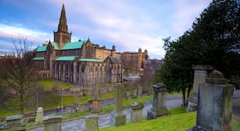 Glasgow Necropolis featuring heritage architecture, a church or cathedral and a cemetery