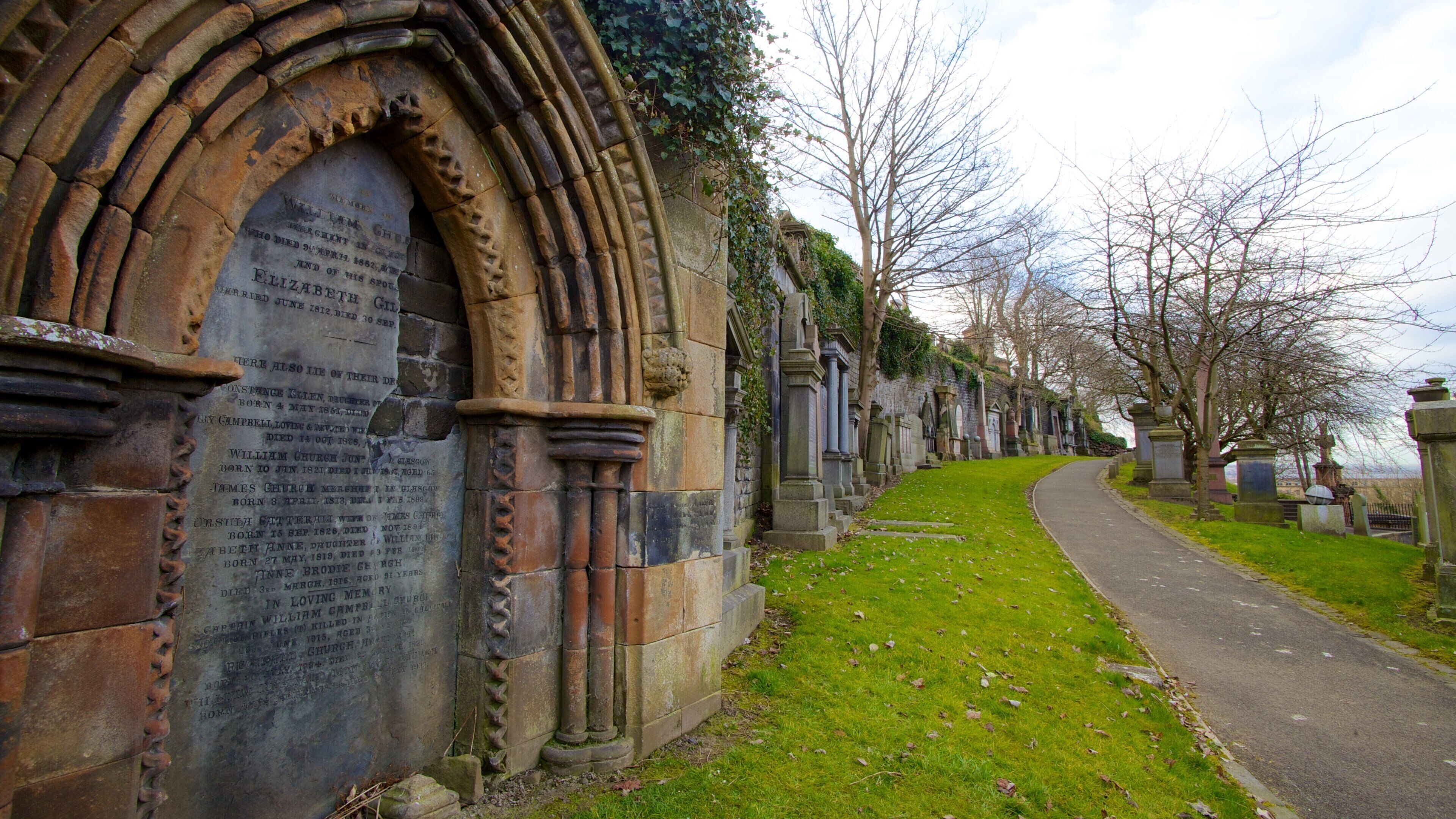 Glasgow Necropolis som inkluderer historisk arkitektur og kirkegård