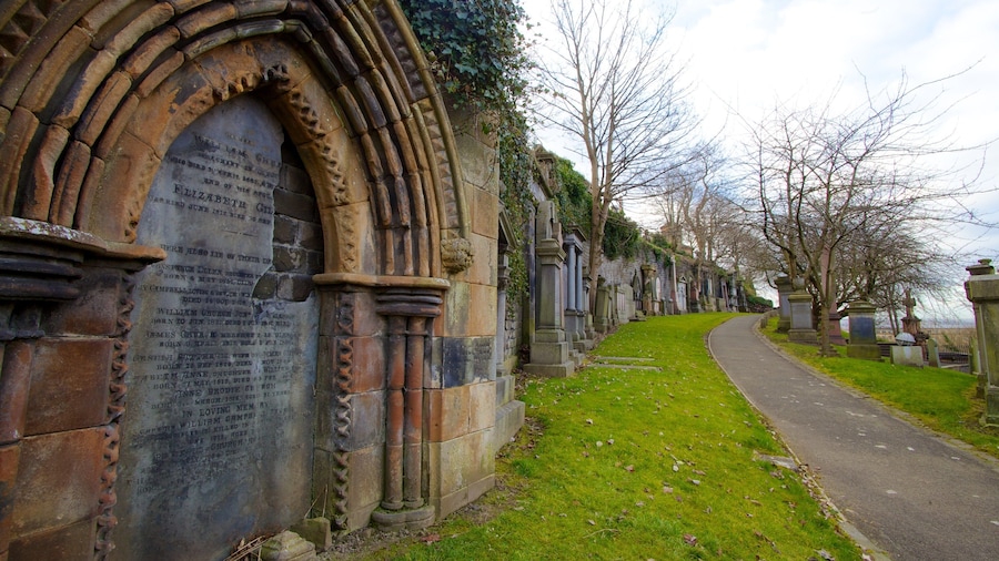 Glasgow Necropolis som inkluderer historisk arkitektur og kirkegård