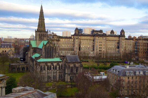 Glasgow Necropolis montrant patrimoine architectural, église ou cathédrale et ville