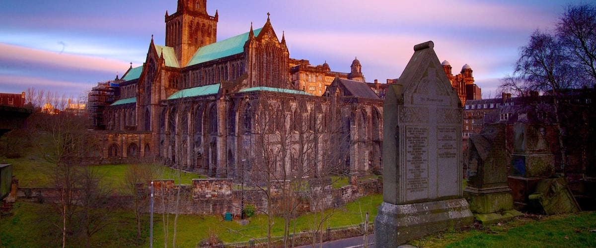 Glasgow Necropolis featuring a church or cathedral and heritage architecture