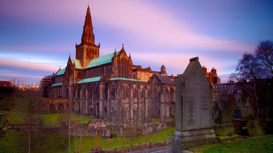 Necropolis van Glasgow toont een kerk of kathedraal en historische architectuur