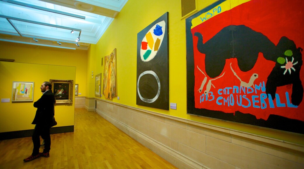 Kelvingrove Art Gallery and Museum som inkluderer kunst og innendørs i tillegg til en mann