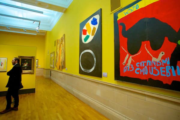 Kelvingrove Art Gallery and Museum que incluye arte y vistas de interior y también un hombre