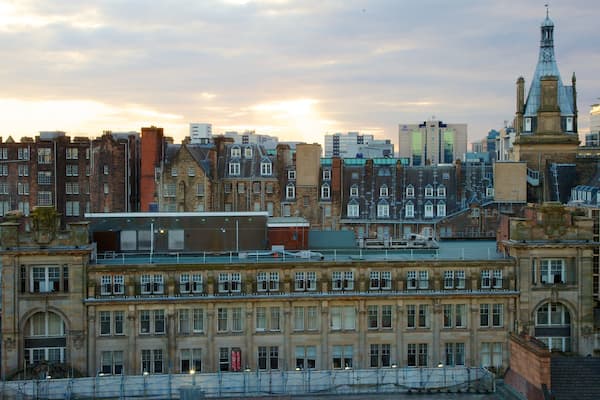 Farol que inclui uma cidade, arquitetura de patrimônio e um pôr do sol