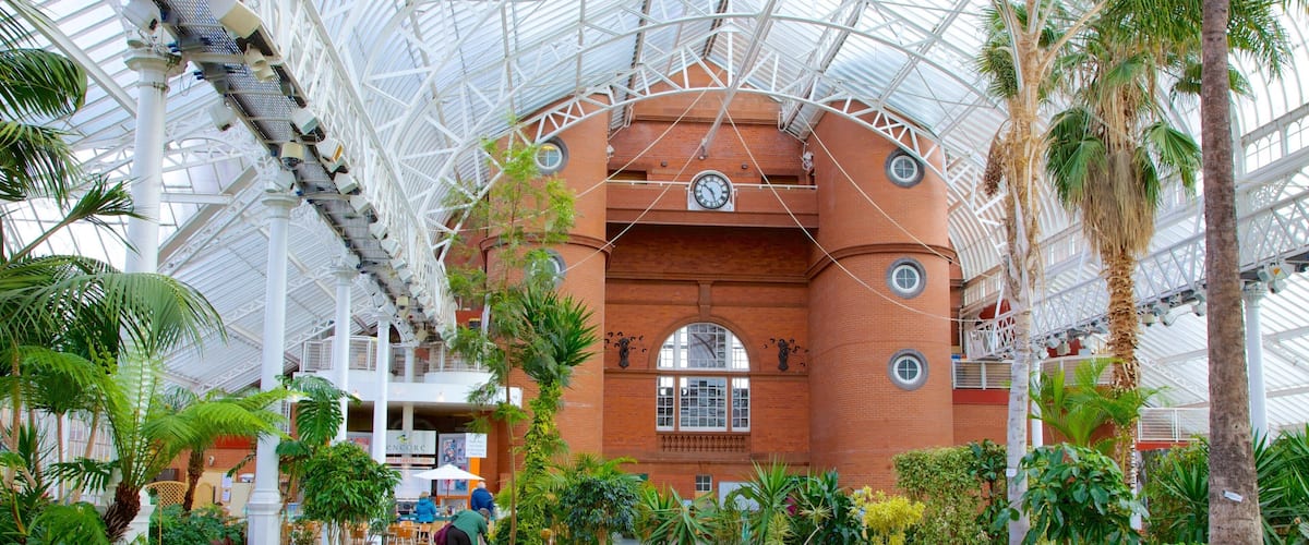 People\'s Palace and Winter Gardens mostrando un castillo, un parque y vistas interiores