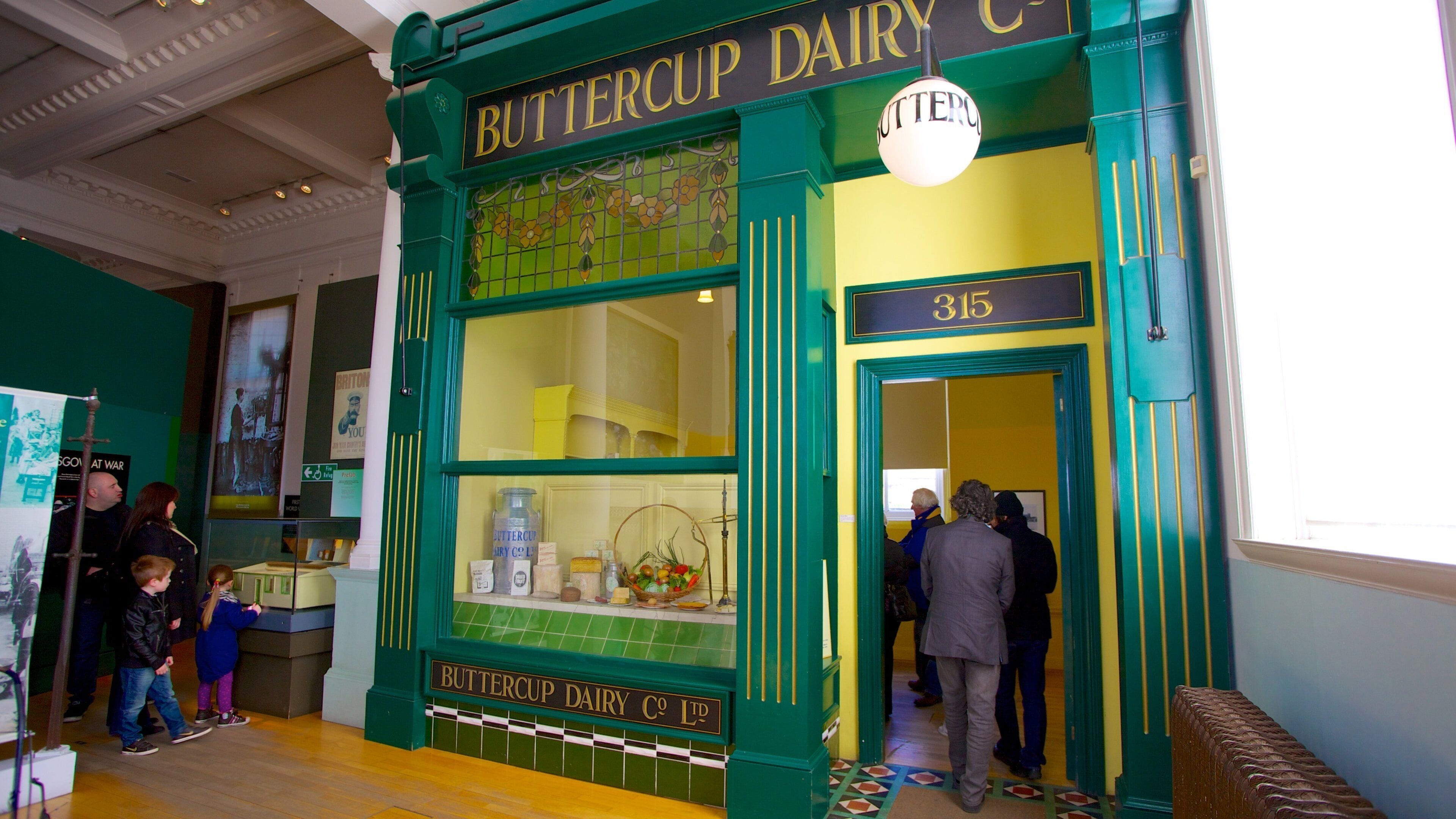 People\'s Palace and Winter Gardens ofreciendo vista interna y señalización