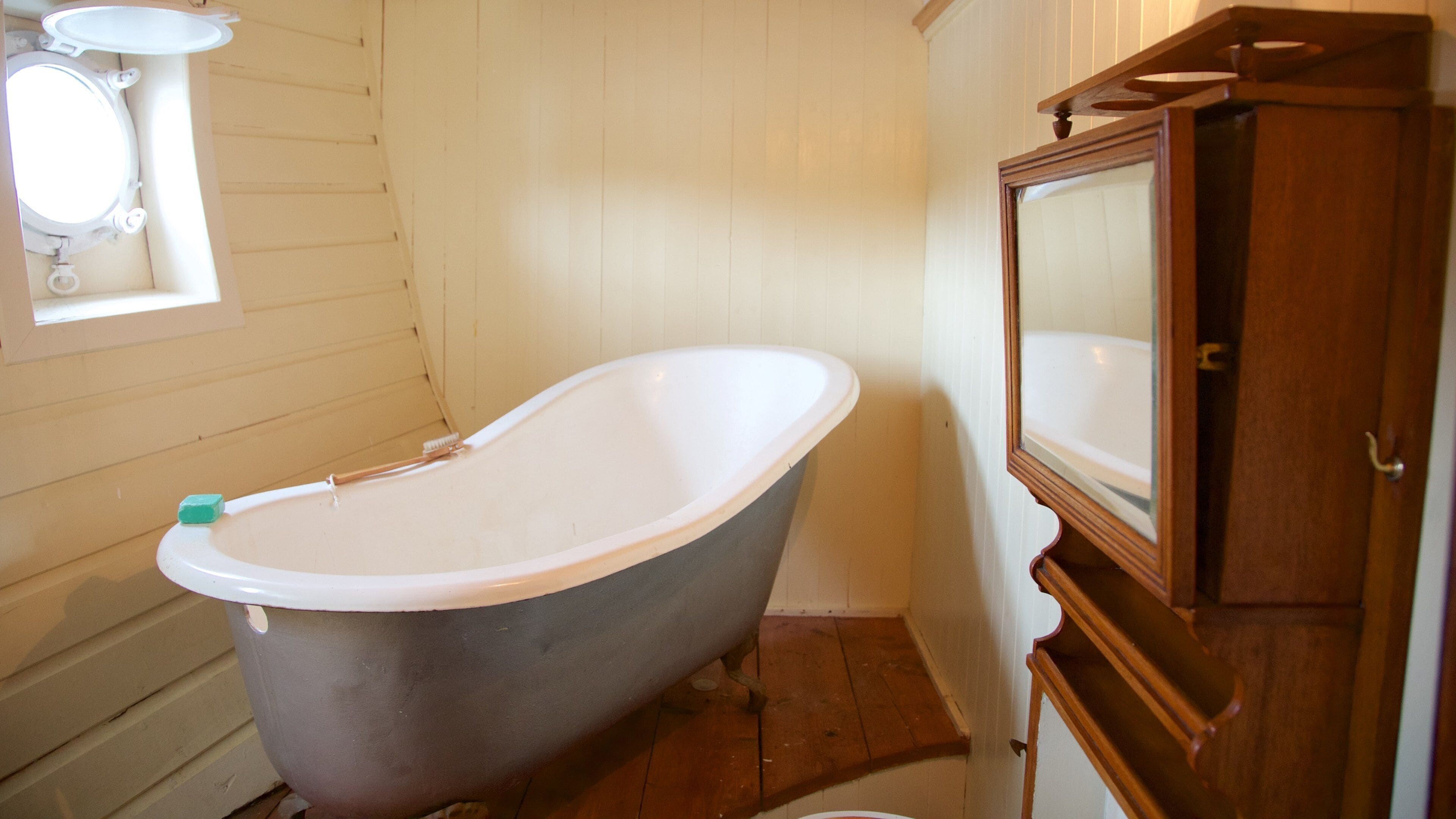 Tall Ship at Glasgow Harbour som inkluderer innendørs, båter og kulturarv