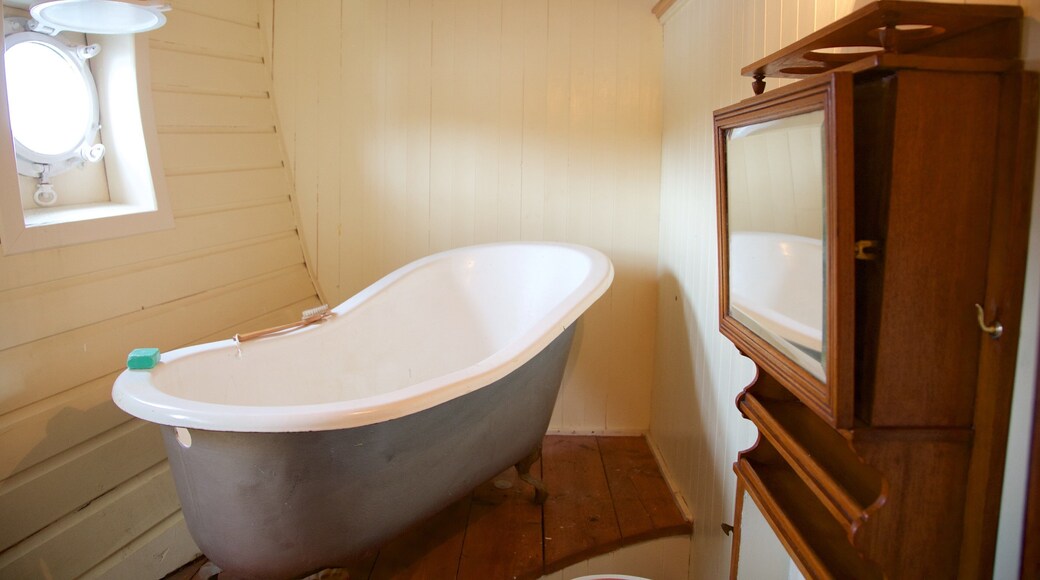 Tall Ship at Glasgow Harbour som inkluderer innendørs, båter og kulturarv