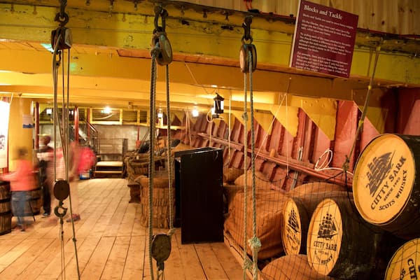 Tall Ship at Glasgow Harbour que incluye embarcaciones, vistas de interior y elementos patrimoniales
