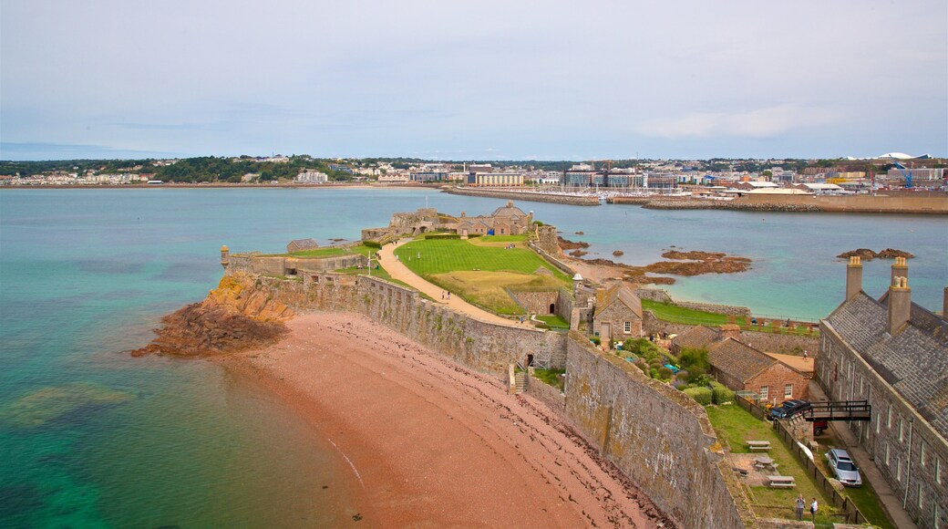 ChĂąteau Elizabeth mettant en vedette ville cĂŽtiĂšre et panoramas