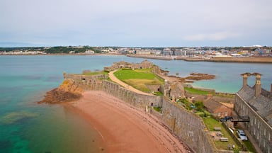 Una fortificación costera con playa y puerto.