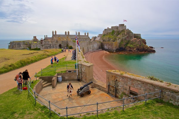 ChĂąteau Elizabeth mettant en vedette chĂąteau ou palais, plage de sable et vues littorales