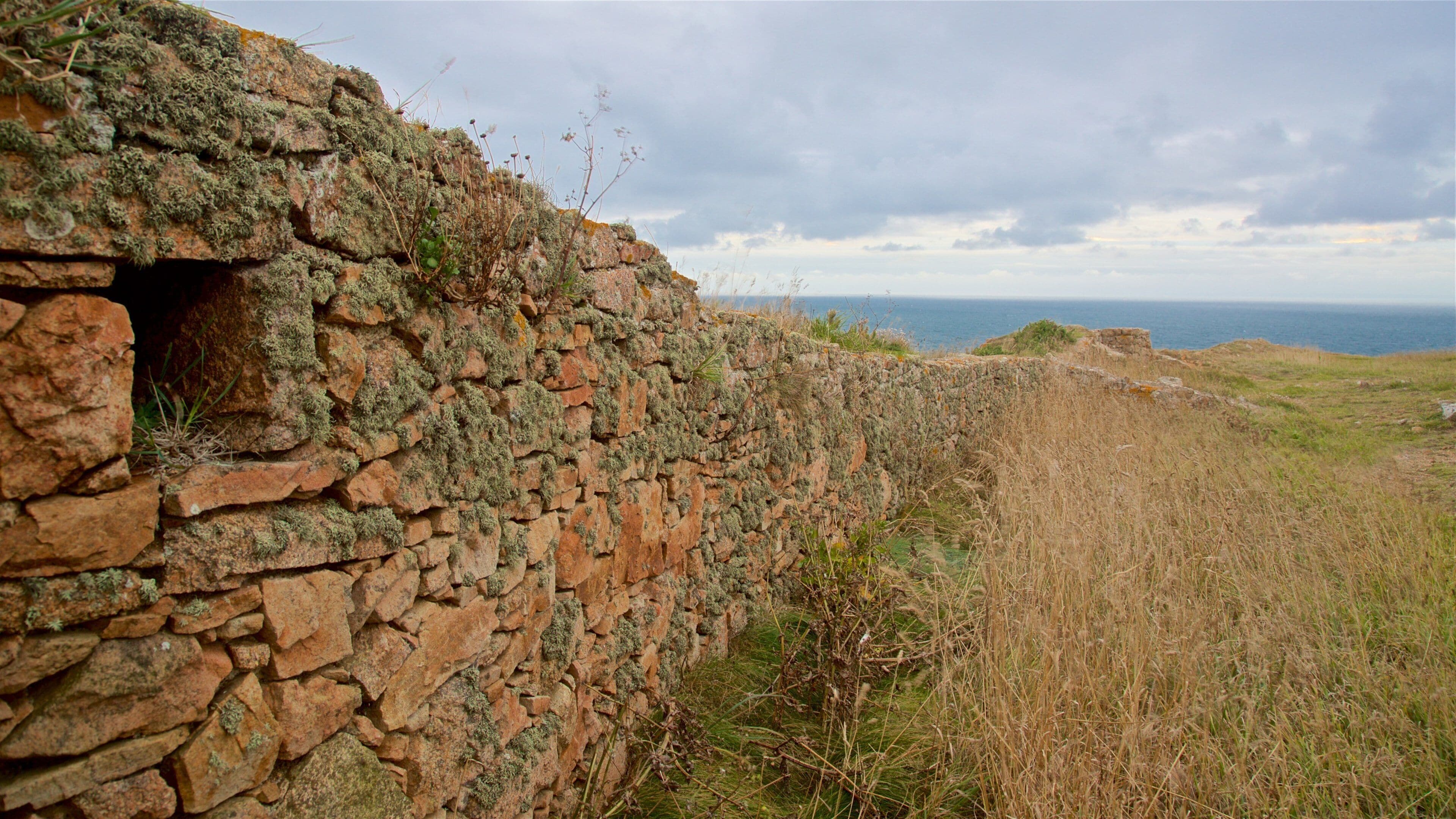 Grosnez Castle ofreciendo ruinas de edificios