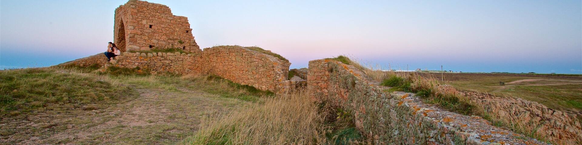Grosnez Castle showing a ruin and a sunset