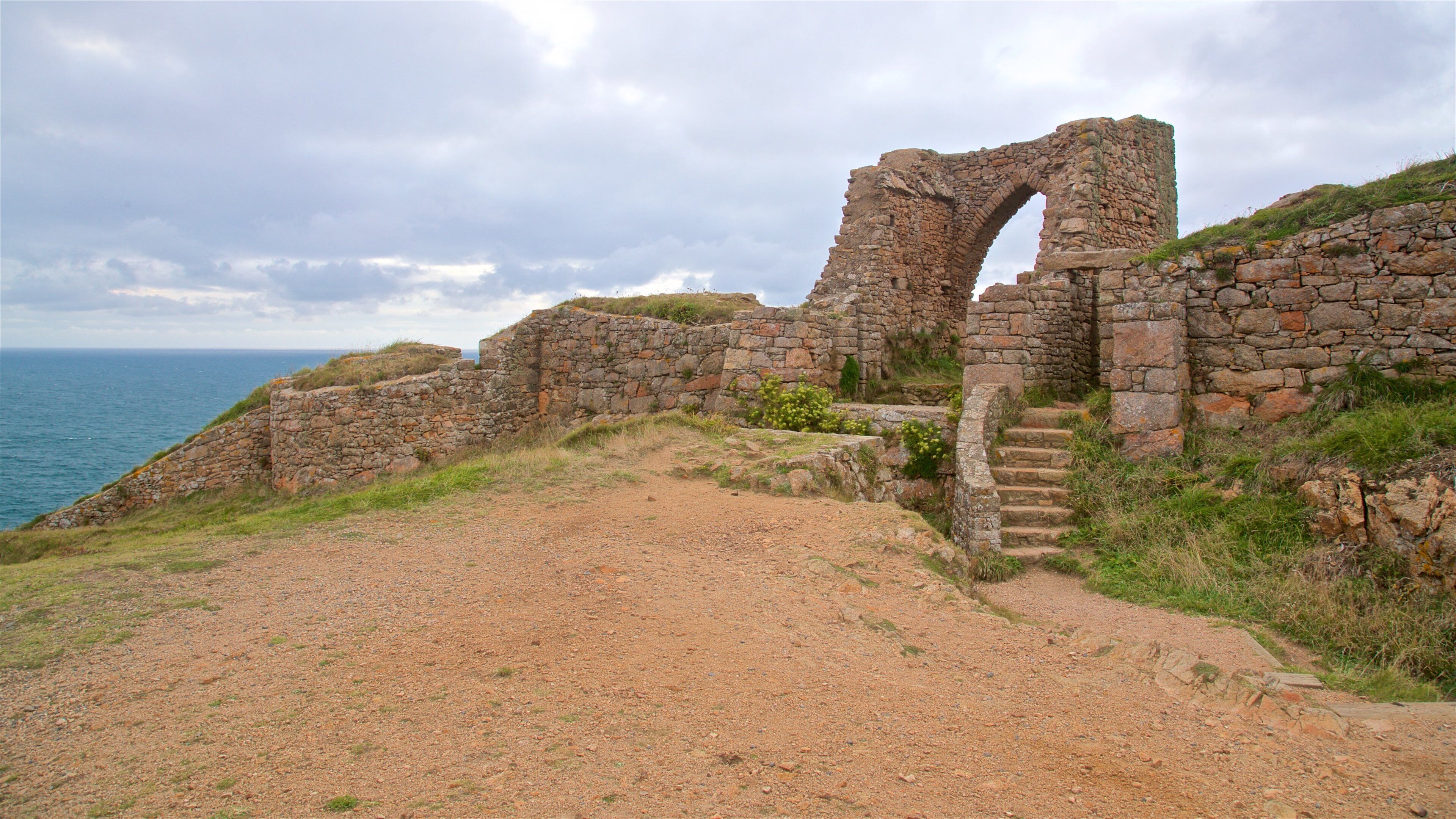Grosnez Castle which includes a ruin and general coastal views