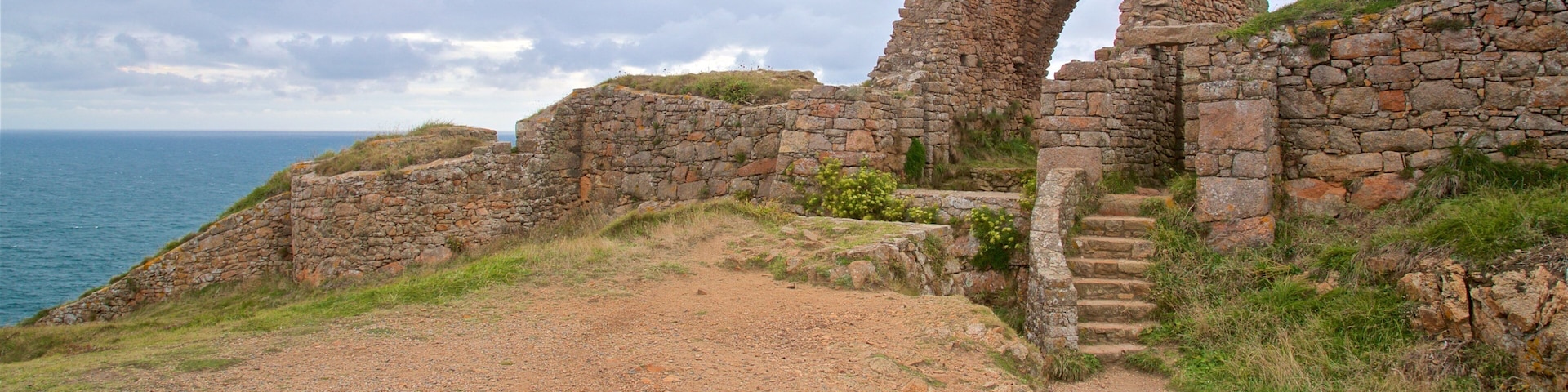 Grosnez Castle which includes general coastal views and building ruins