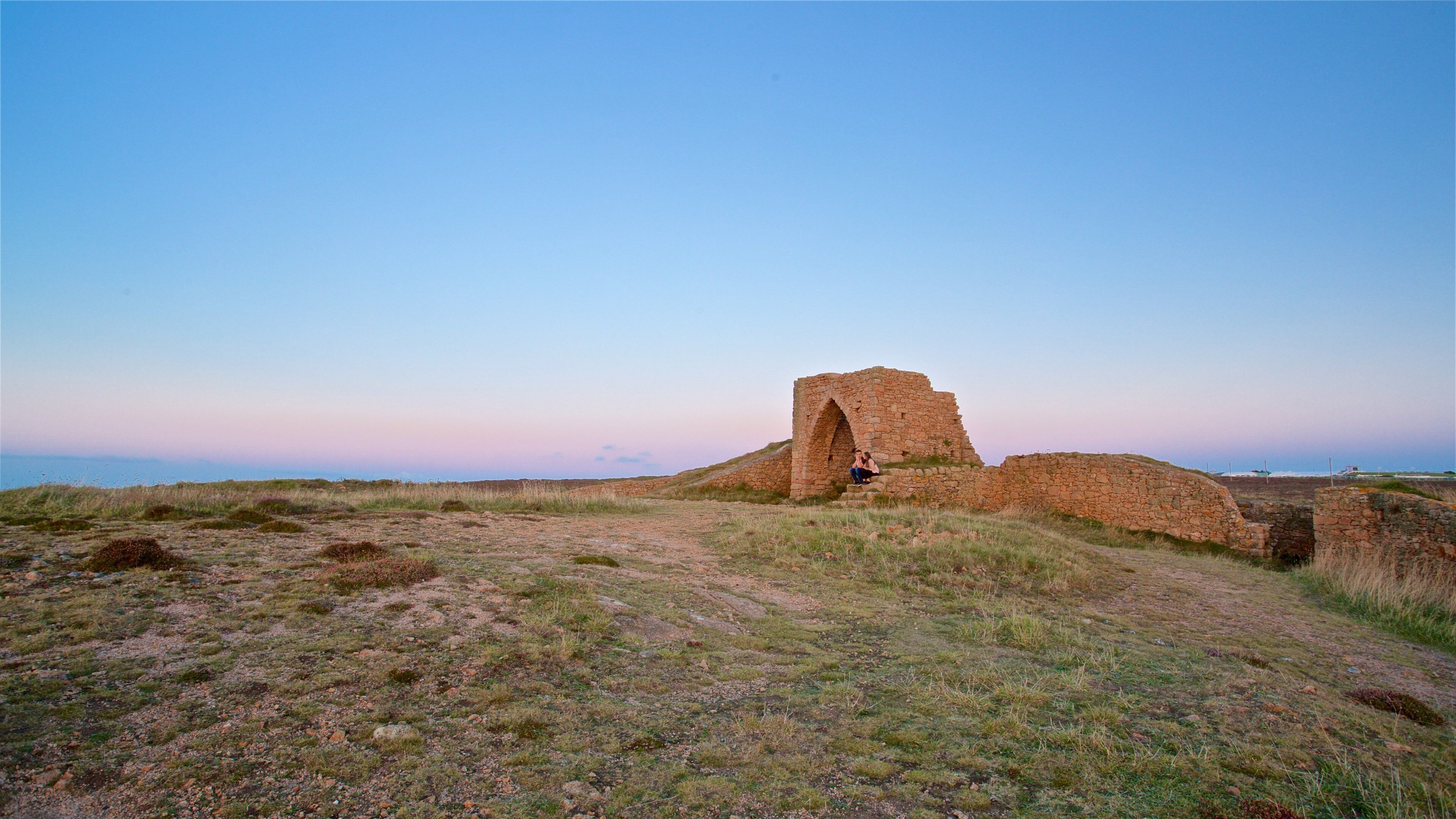 Grosnez Castle showing a sunset and building ruins
