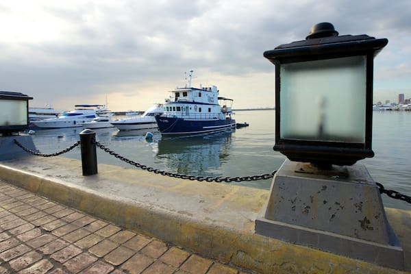 Baywalk which includes a coastal town, a marina and a city