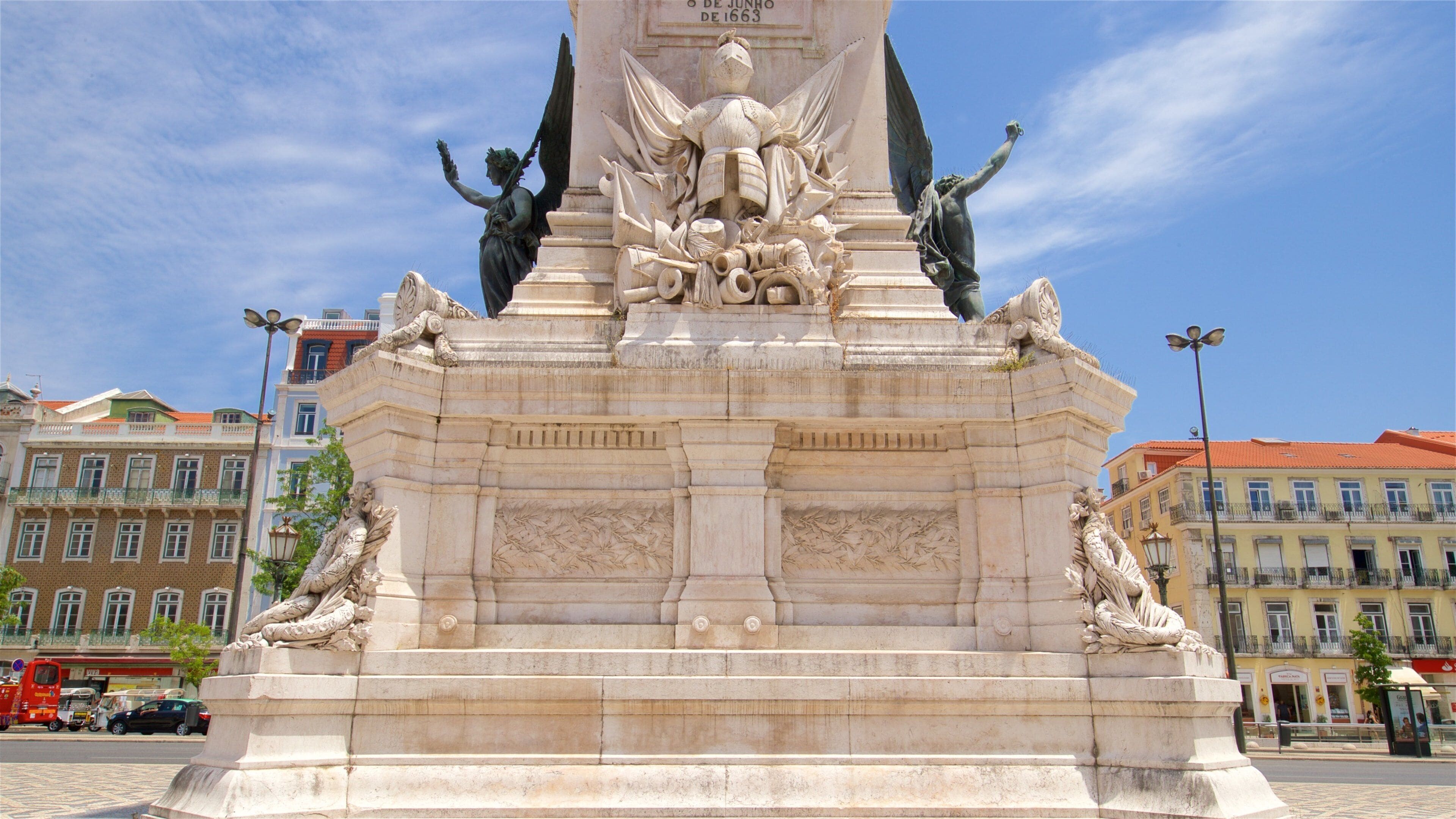 Restauradores Square which includes a monument, heritage elements and a city