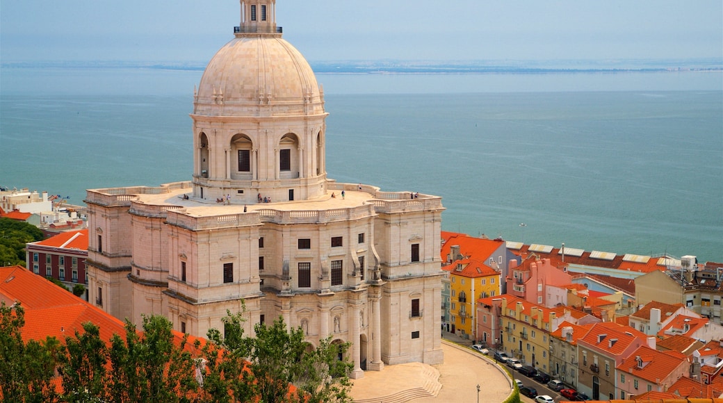 São Vicente de Foras kloster som visar kustutsikter, historisk arkitektur och en kuststad
