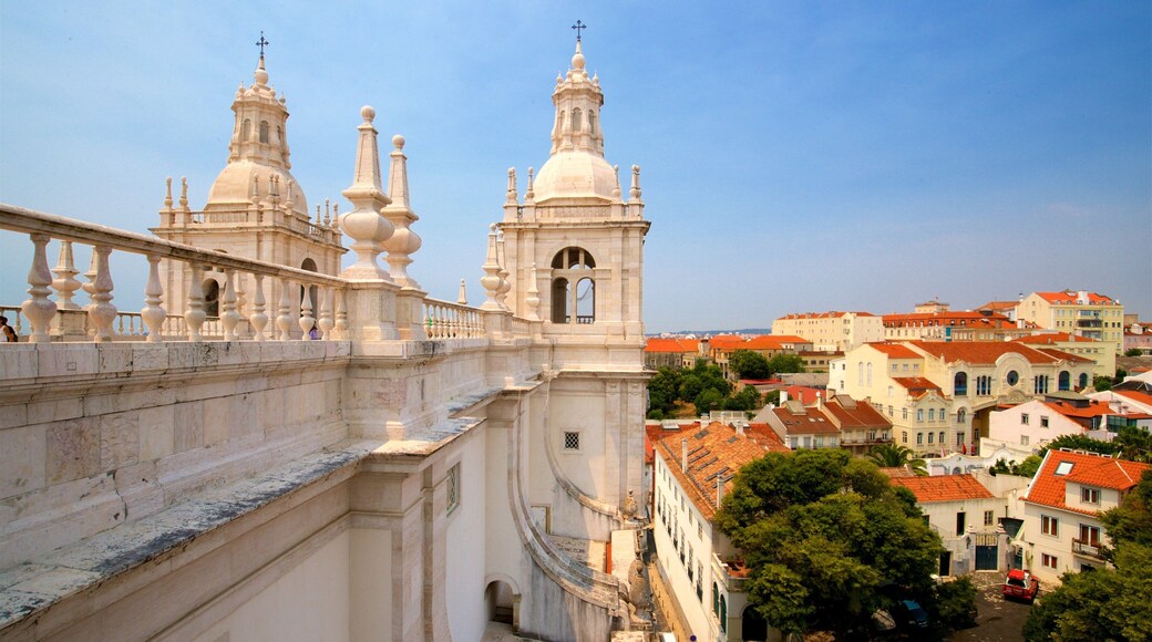 São Vicente de Foras kloster som inkluderar en stad, utsikter och historiska element
