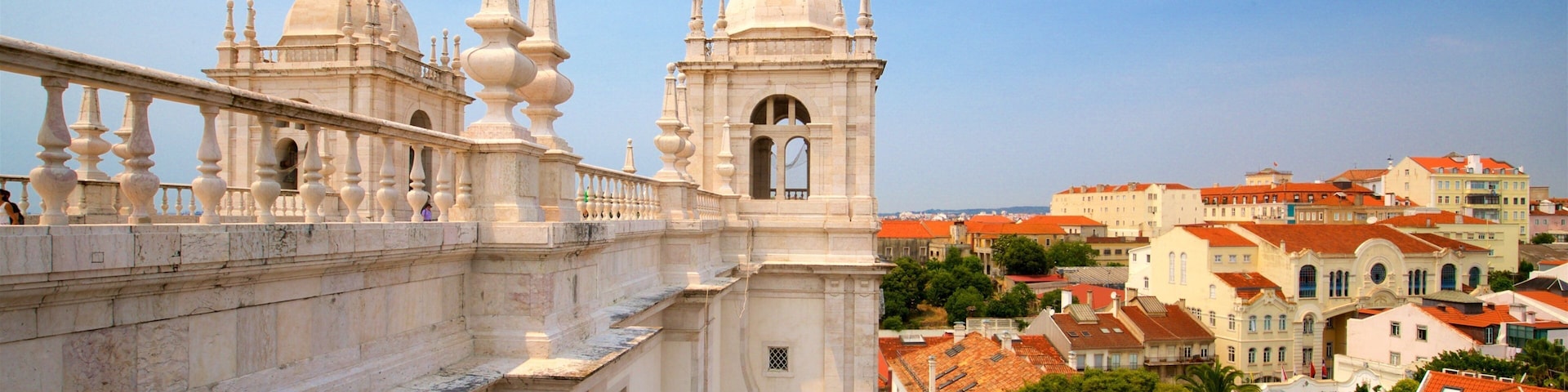 Mosteiro de São Vicente de Fora que inclui paisagens, uma cidade e elementos de patrimônio