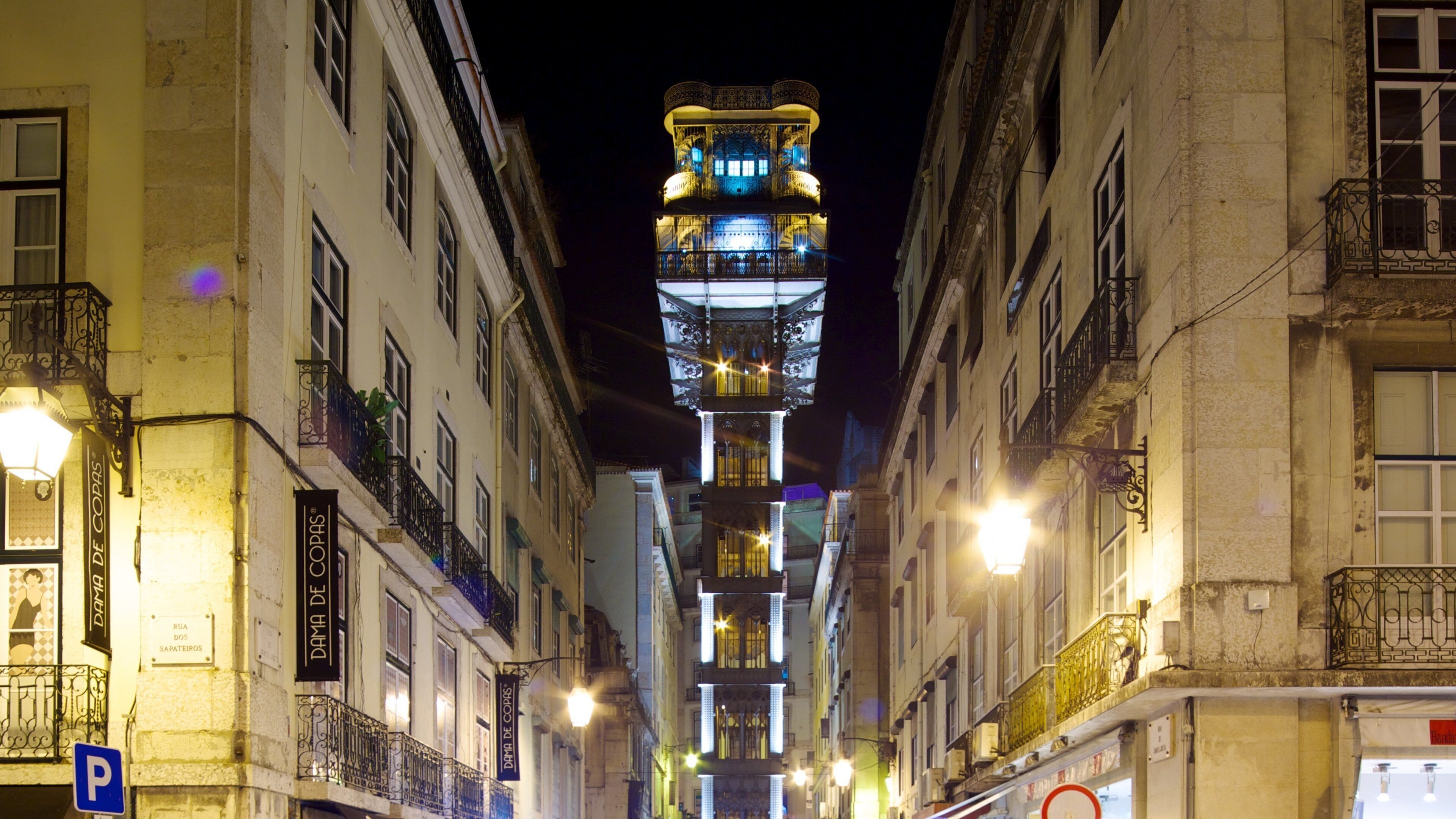 Santa Justa-hissen presenterar nattliv och en stad
