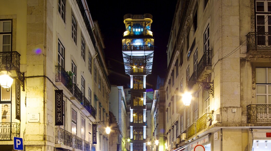 Santa Justa-hissen presenterar nattliv och en stad
