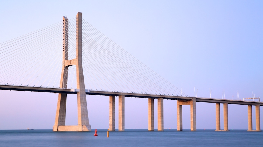 Brug Vasco da Gama bevat een rivier of beek, een brug en moderne architectuur