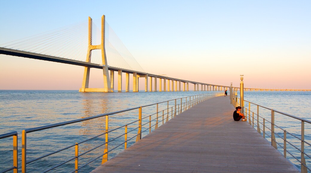 Ponte Vasco da Gama che include tramonto, architettura moderna e vista