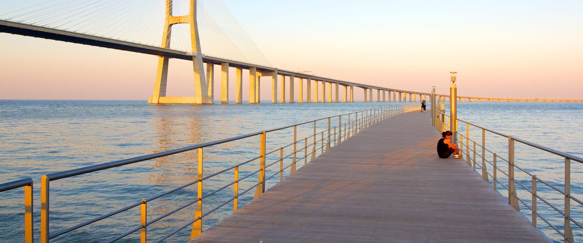 Puente Vasco da Gama que incluye una bahía o puerto, arquitectura moderna y un puente