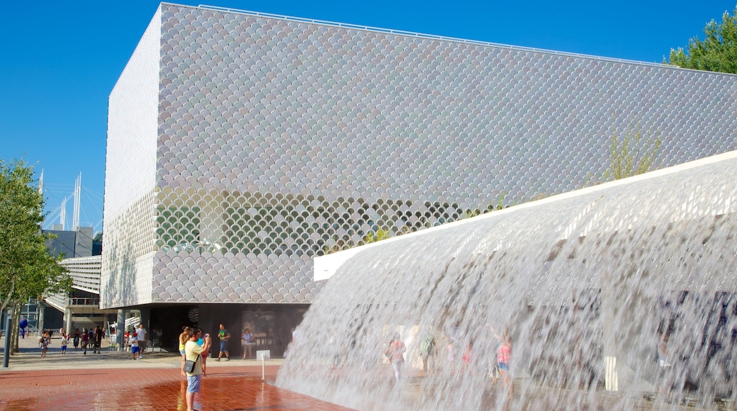 Lisboa oceanarium som inkluderer moderne arkitektur