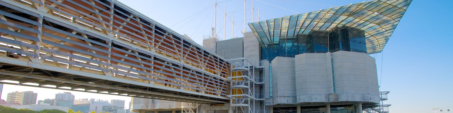 Lisbon Oceanarium which includes modern architecture, marine life and a bay or harbour