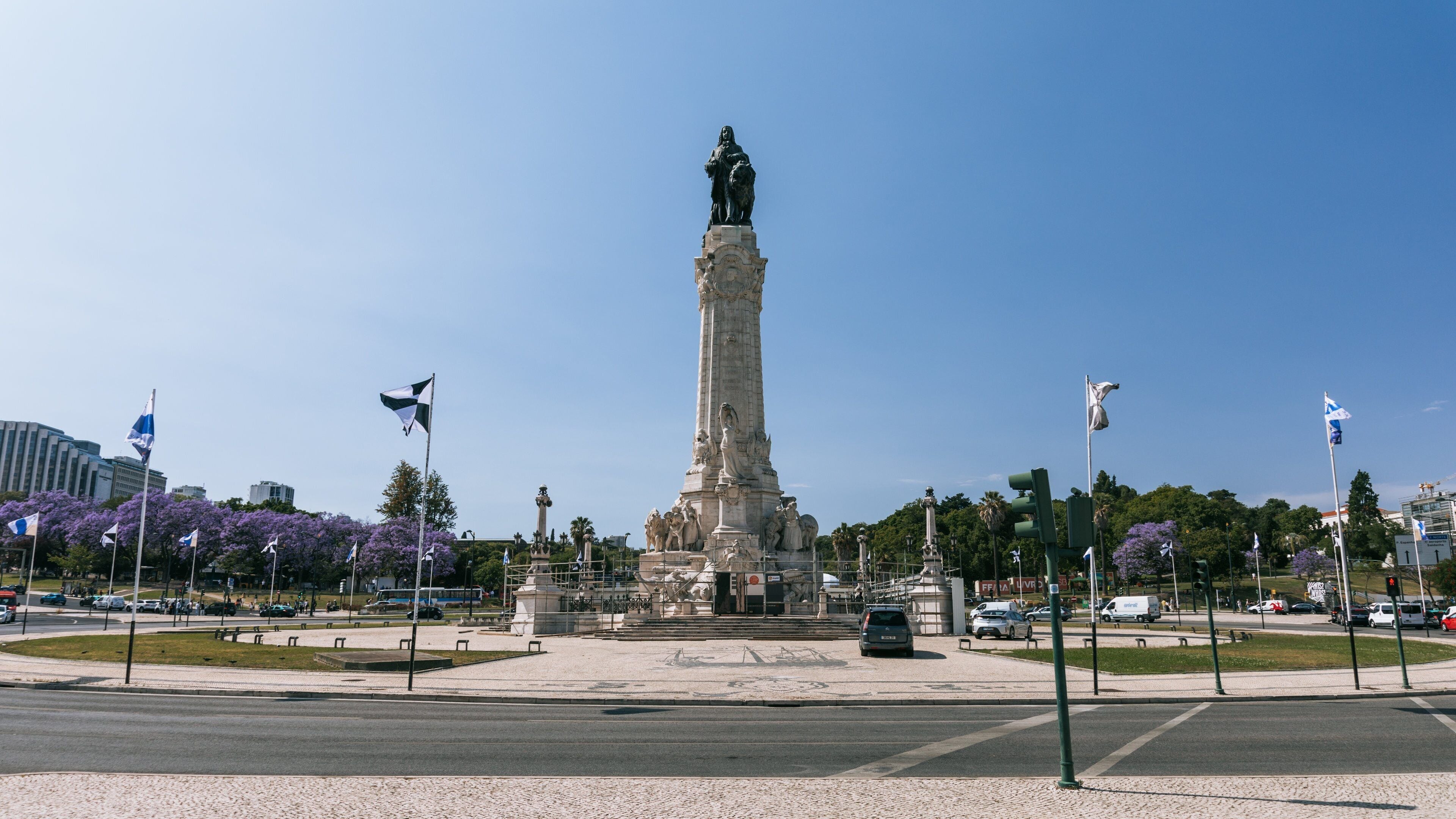 Marquis of Pombal Square showing a monument, a statue or sculpture and heritage elements