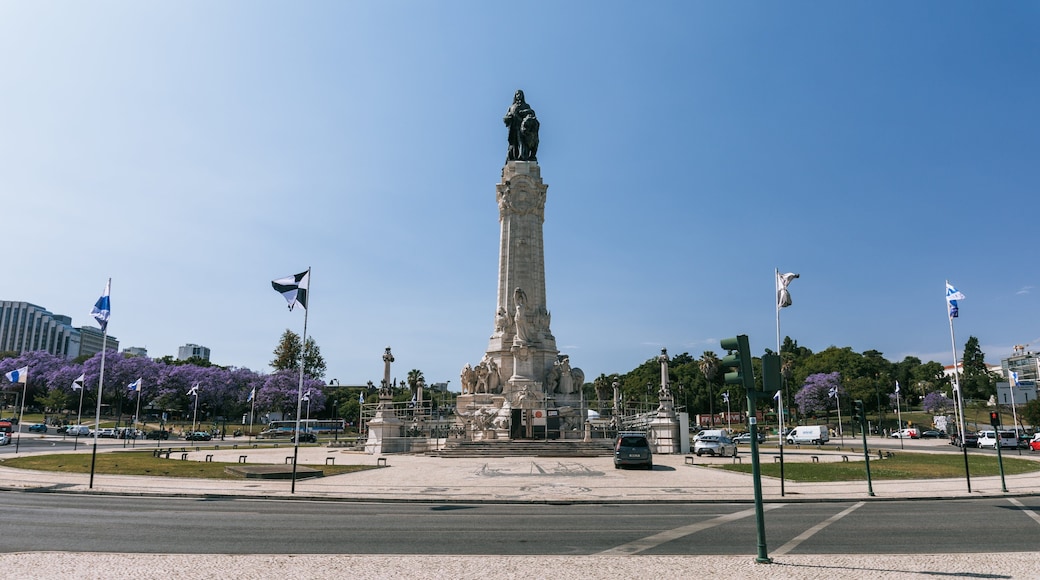 Marquis of Pombal Square showing a monument, a statue or sculpture and heritage elements